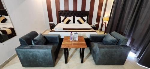 DLF Phase 5 House | Tipsyy Inn Suites 007