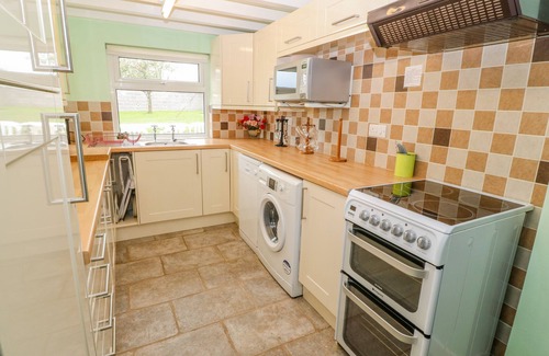 Edern Cottage | TIR BEDW, family friendly, character holiday cottage in Edern