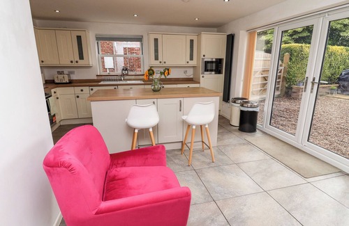 Clumber Park Cottage | TIVOLI, pet friendly, character holiday cottage in Elkesley