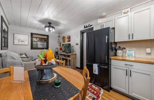 Suches House | TNT II Creek Front, Hot Tub, Fire Pit
