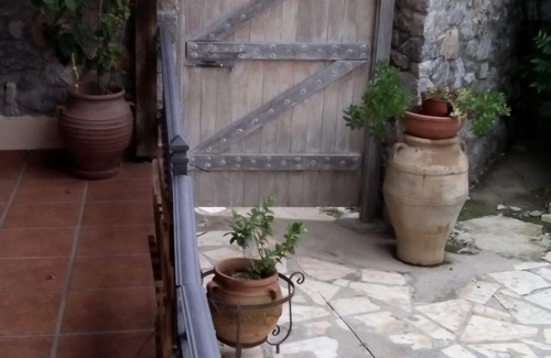 Lamia House | To καταλυμα ονομαζετε STONE HOUSE και μπορει καποιος να το επισκεφτει μεσω