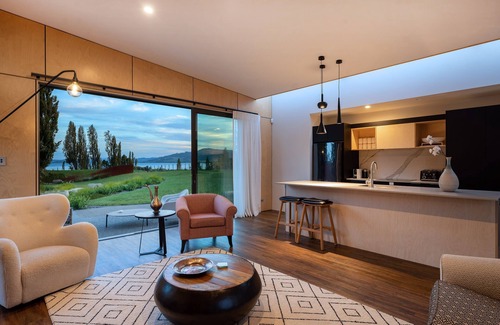 Hamurana Villa | Toka Ridge 1bd Lake View Lux Villa w/HotTub