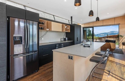 Hamurana Villa | Toka Ridge Lake view, Lux Villa 3bd2bth w/HotTub