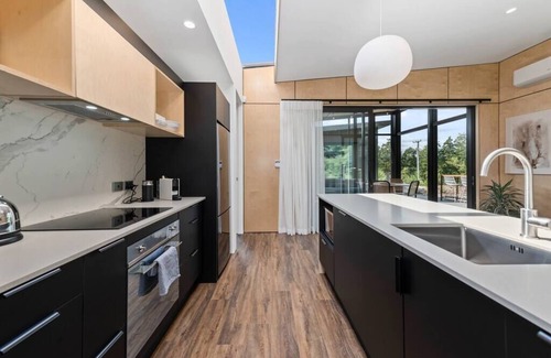 Hamurana Villa | Toka Ridge Lake View, Lux Villa 2bd2bth w/HotTub