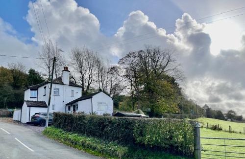 Cheadle House | Tollgate House - Luxury Cozy Cottage - HUGE Hot Tub - Alton Towers