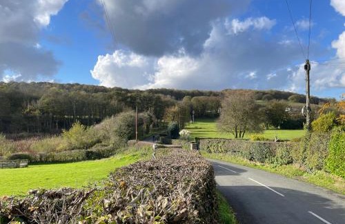 Cheadle House | Tollgate House - Luxury Cozy Cottage - HUGE Hot Tub - Alton Towers