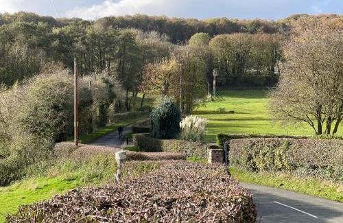 Cheadle House | Tollgate House - Luxury Cozy Cottage - HUGE Hot Tub - Alton Towers