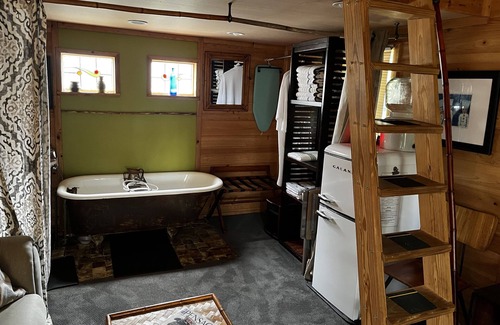 East Hill House | Tommy's Zen Garden and Cottage, a wonderful peaceful retreat!