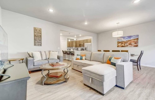 Stetson Hills House | Top Flight! Modern AC Fast WiFi Patio Garage