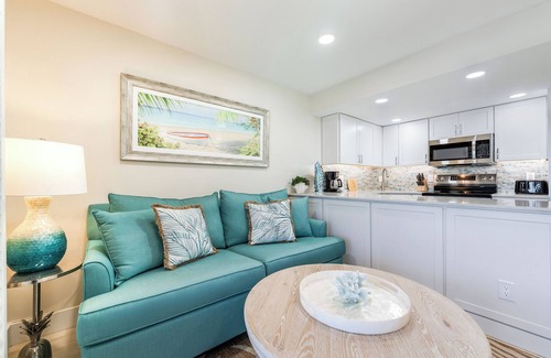 Sanibel Condo | Top floor 1-bedroom unit with beautiful walk in shower.