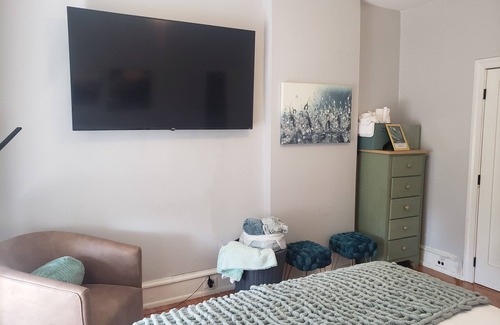 Wilmington Bed & Breakfast | Top-Floor 1BR-Walk to Everything-Safe, Quiet, Beautiful Home and Block to be on!