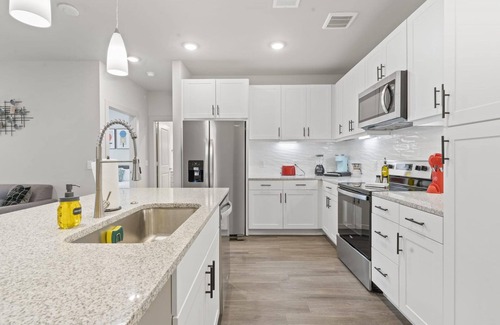 Windsor Park Apartment | Top Floor 2BR King Beds Suite 8 Min to Downtown