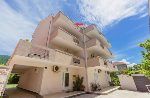 Tomicici Apartment | Top-Floor Apartment: Stunning Sea Views Steps from the Beach