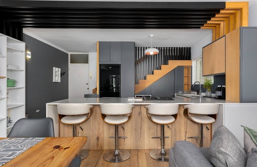 Sea Point Apartment | Top Floor Apartment with Majestic Mountain Views