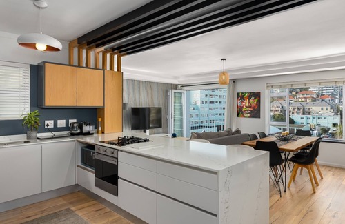 Sea Point Apartment | Top Floor Apartment with Majestic Mountain Views