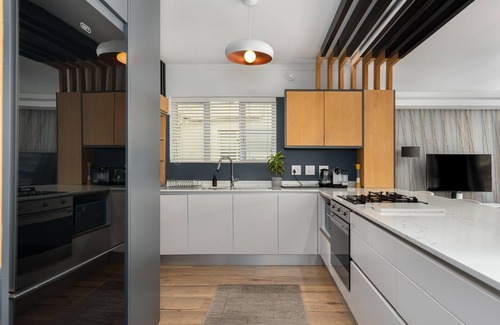 Sea Point Apartment | Top Floor Apartment with Majestic Mountain Views