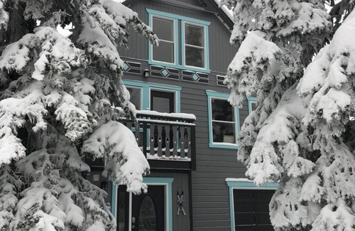 Silver Star Mountain Apartment | Top Floor Suite on the Knoll with private laundry, hot tub, and pet-friendly!