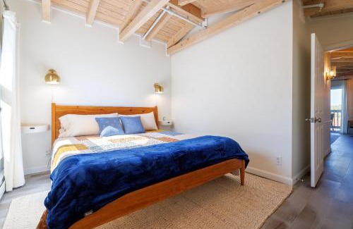 Southwest Harbor Apartment | Top Floor Condo w/Ocean Views [Admirals Quarters]