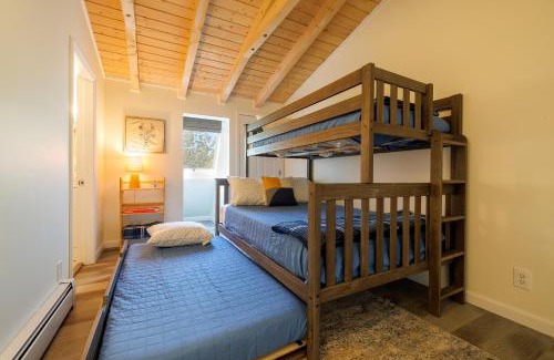 Southwest Harbor Apartment | Top Floor Condo w/Ocean Views [Admirals Quarters]