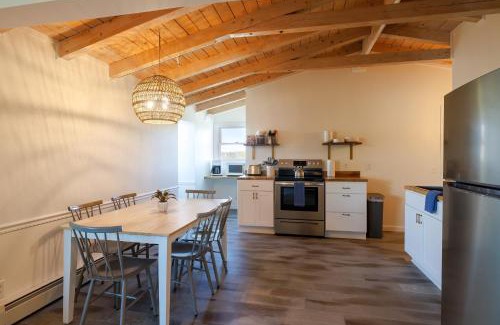 Southwest Harbor Apartment | Top Floor Condo w/Ocean Views [Admirals Quarters]