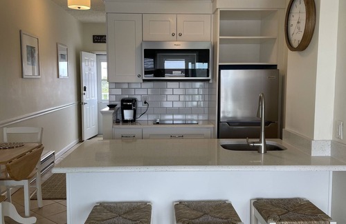 North End Condo | Top Floor - Elevator, 2 Bed,1 Bath, 1 Block to Beach, POOL!