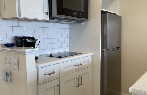 North End Condo | Top Floor - Elevator, 2 Bed,1 Bath, 1 Block to Beach, POOL!