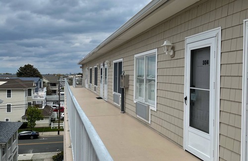 North End Condo | Top Floor - Elevator, 2 Bed,1 Bath, 1 Block to Beach, POOL!