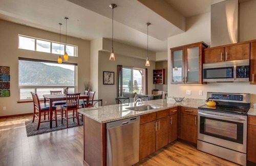 Manson Condo | Top Floor - Incredible Views, Pool, Walk to Town