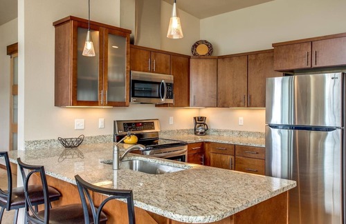 Manson Condo | Top Floor - Incredible Views, Pool, Walk to Town
