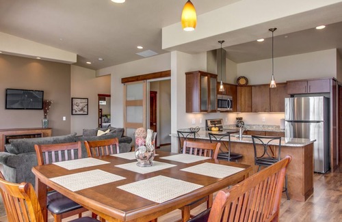 Manson Condo | Top Floor - Incredible Views, Pool, Walk to Town