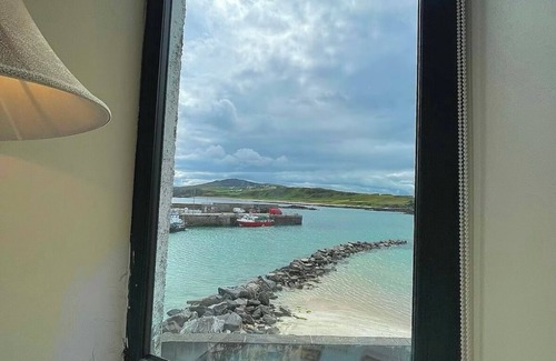 Malin Apartment | Top Floor Retreat: Sea, Beach & Balcony -Portmor