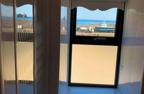 Malin Apartment | Top Floor Retreat: Sea, Beach & Balcony -Portmor
