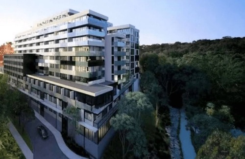 Kew Apartment | Top-Floor Retreat with Stunning River View Apt on Abbotsford with free parking