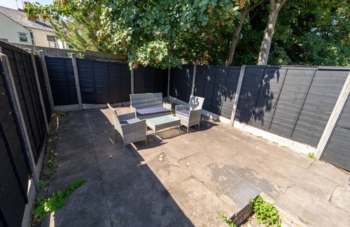 Selly Oak Apartment | Top floor studio close to City!