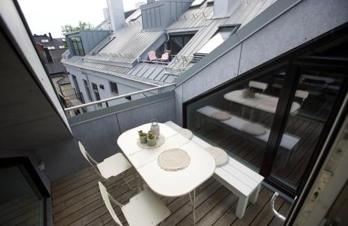 Majorstua Apartment | Top floor - view & balcony in Oslo city center