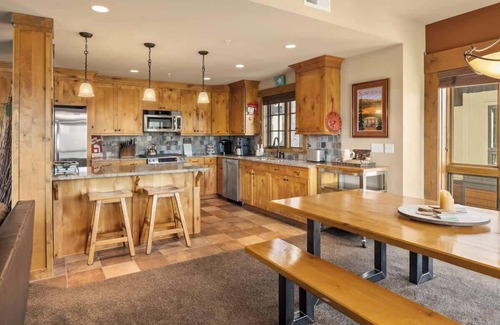 Cle Elum Condo | Top Floor Views | w/Hot Tub | Golf Course