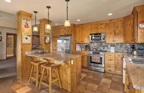 Cle Elum Condo | Top Floor Views | w/Hot Tub | Golf Course