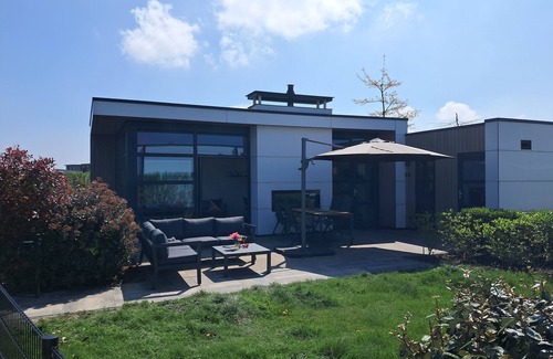 Olburgen House | Top modern chalet 'Land in sight' with large garden on the IJssel