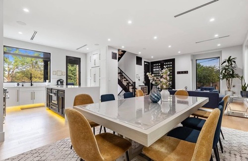 Virginia Square House | Top of The Hill/Luxury Clarendon 4-BR Homestay