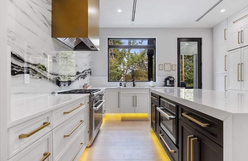 Virginia Square House | Top of The Hill/Luxury Clarendon 4-BR Homestay
