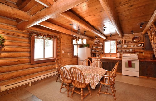 Bozeman Cabin | Top Rated Charming MT Cabin w Hot Tub, 10min Dwtn, MSU, 1hr Big Sky/Yellowstone