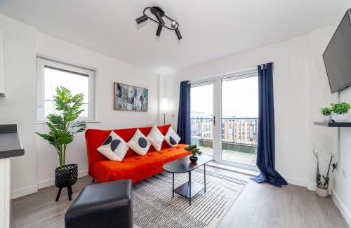 Brooklands Apartment | Top-Rated Family Penthouse - King Size Bed & Free Parking