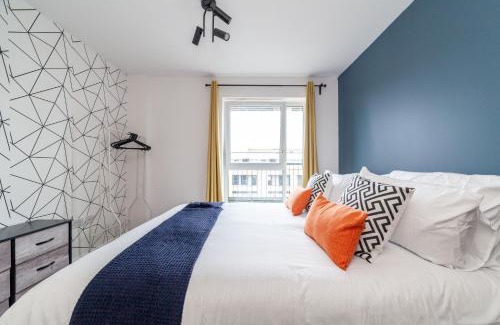 Brooklands Apartment | Top-Rated Family Penthouse - King Size Bed & Free Parking