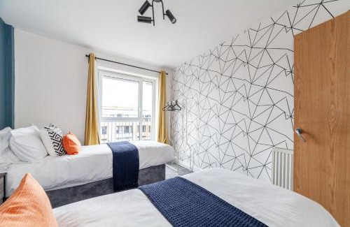 Brooklands Apartment | Top-Rated Family Penthouse - King Size Bed & Free Parking