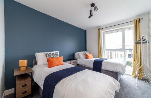 Brooklands Apartment | Top-Rated Family Penthouse - King Size Bed & Free Parking