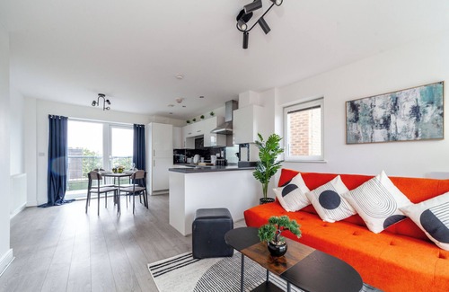 Brooklands Apartment | Top-Rated Penthouse - King Size Bed & Free Parking