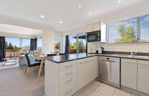 Springfield House | Top Spot Rotorua | Spa Pool & EV Charger