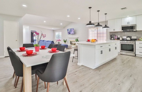 West Hills House | Topange Village Heart of The Valley MTR Home 30 minutes to Hollywood