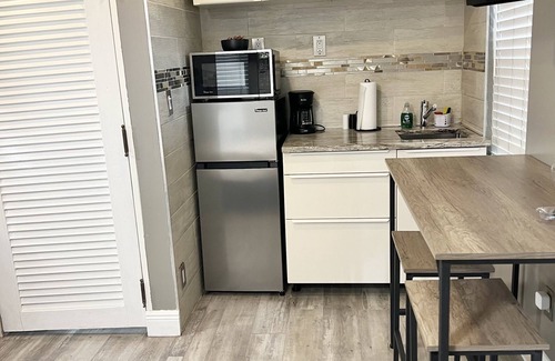 North Miami Apartment | Topaz Suite