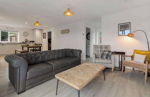 Newton Saint Cyres House | Tor Cottage -Private Hot Tub & Communal Swimming Pool with Fishing nearby